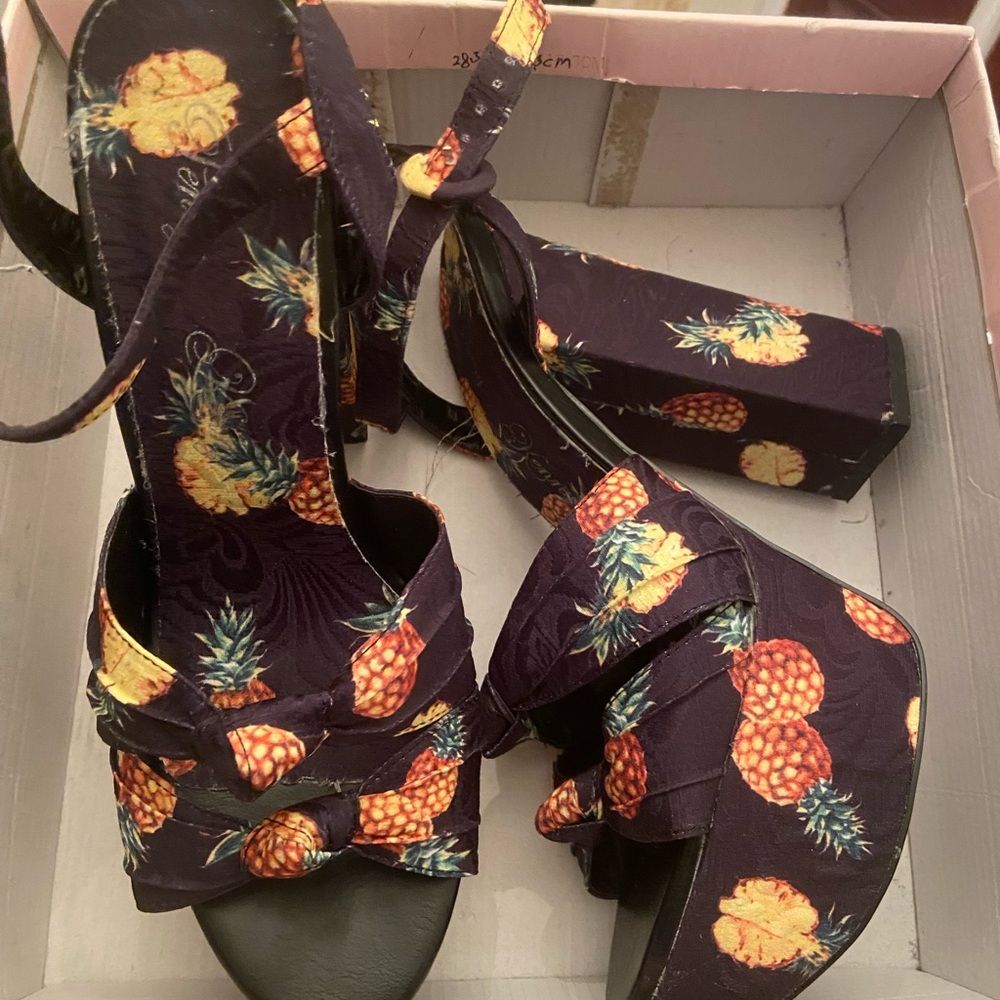 Penny Loves Kenny Women's Pineapple Print Platform Heels - Black